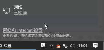使用筆記本的用戶反應(yīng)在win10操作系統(tǒng)中使用移動(dòng)熱點(diǎn)功能但是會(huì)自動(dòng)關(guān)閉的問(wèn)題，該怎么辦呢？在win10系統(tǒng)【設(shè)置】--【網(wǎng)絡(luò)和intetnet】選項(xiàng)中自帶了移動(dòng)熱點(diǎn)功能，我們無(wú)需使用第三方軟件即可將網(wǎng)絡(luò)進(jìn)行共享，功能強(qiáng)大。雖然如此但卻會(huì)自動(dòng)關(guān)閉，導(dǎo)致其他設(shè)備經(jīng)常斷網(wǎng)的問(wèn)題，在本文中win10之家小編給大家介紹下移動(dòng)熱點(diǎn)自動(dòng)關(guān)閉的解決方法。  步驟：  1、鼠標(biāo)左鍵點(diǎn)擊電腦右下角狀態(tài)欄上的，網(wǎng)絡(luò)連接圖標(biāo)，彈出的菜單中點(diǎn)擊“網(wǎng)絡(luò)和internet設(shè)置”，如圖所示：    2、在彈出的菜單中點(diǎn)擊“移動(dòng)熱點(diǎn)”，與其它設(shè)備共享我的Internet下的開(kāi)關(guān)按鈕選擇“開(kāi)”；  3、操作完成后在左側(cè)點(diǎn)擊【以太網(wǎng)】，然后在右側(cè)單擊“更改適配器選項(xiàng)”；    4、在彈出的框中，選擇虛擬網(wǎng)卡（帶有類(lèi)似Microsoft Wi-Fi Direct Virtual 標(biāo)志的），鼠標(biāo)右鍵單擊選擇【屬性】選項(xiàng)；  5、在彈出的框中“配置”按鈕；    6、在彈出的屬性框中切換到“電源管理”選卡，在下面把“允許計(jì)算機(jī)關(guān)閉此設(shè)備以節(jié)約電源”的勾去掉，點(diǎn)擊確定保存設(shè)置。  7、按下windows+i 組合鍵打開(kāi)windows 設(shè)置 ，然后點(diǎn)擊【系統(tǒng)】選項(xiàng)；    8、在系統(tǒng)設(shè)置左側(cè)點(diǎn)擊“電源與睡眠”，在右側(cè)將屏幕 和睡眠 兩個(gè)選項(xiàng)都設(shè)置為【從不】即可，